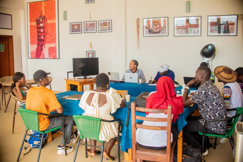 Durant une semaine, sous la houlette du journaliste et critique d’art malgache Elie Ramanankavana, lauréat du Prix NO’OCULTURES de la critique d’art en Afrique, catégorie PHOTO, en 2023, la dizaine de participants a été initiée aux fondamentaux de la critique photographique.